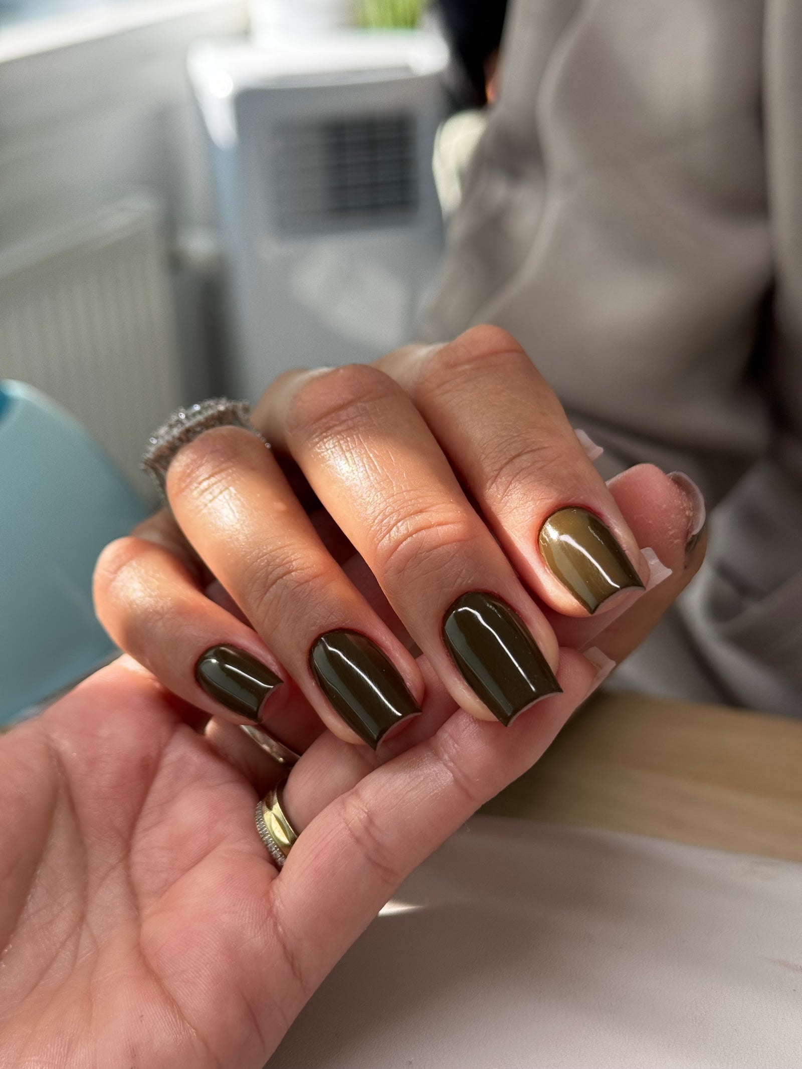 Olijfgroene chroomnagels in een vierkante vorm
