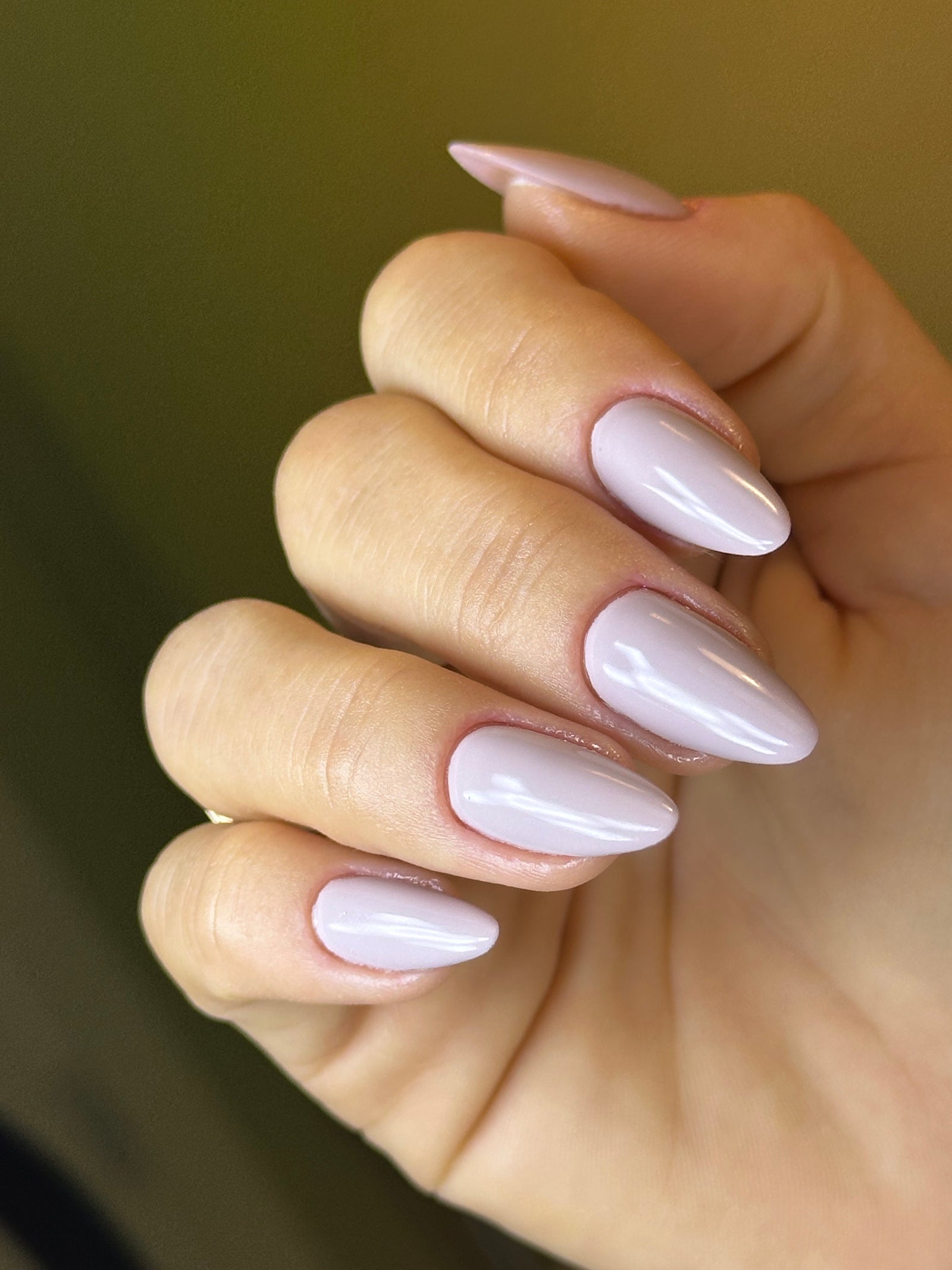 Lila-grijze amandelnagels met gellak